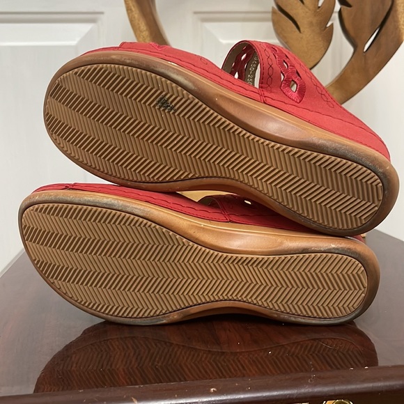 Red Embroidered Sandals- 7.5 US - Picture 5 of 6